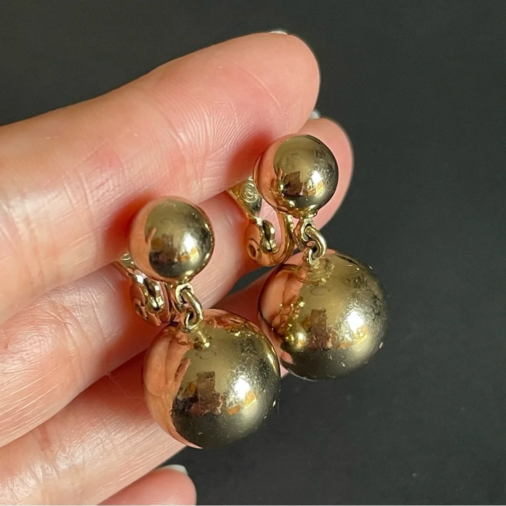 Vintage Monet 5 single + one pair clip on earrings_9